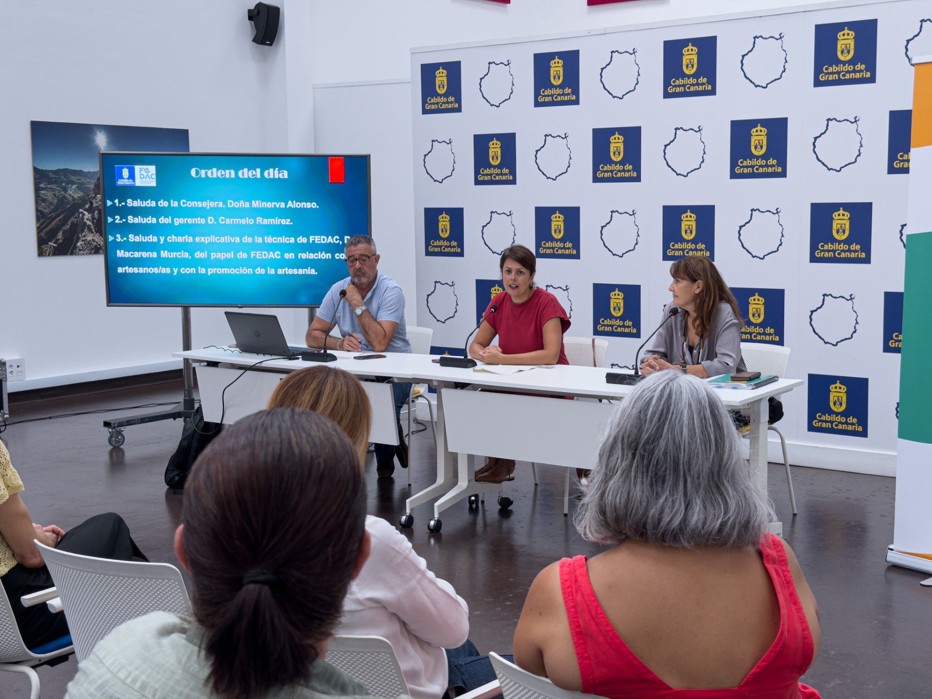 La consejera Minerva Alonso durante el acto de entrega de carnés.