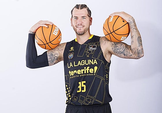 Fran Guerra posa en la sesión de fotos de La Laguna Tenerife para la Liga Endesa.
