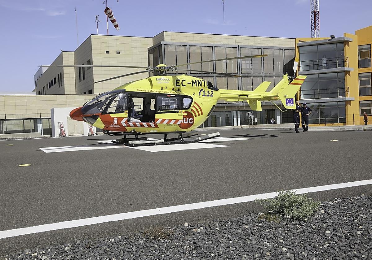 Un helicóptero medicalizado, en el Hospital de Fuerteventura.