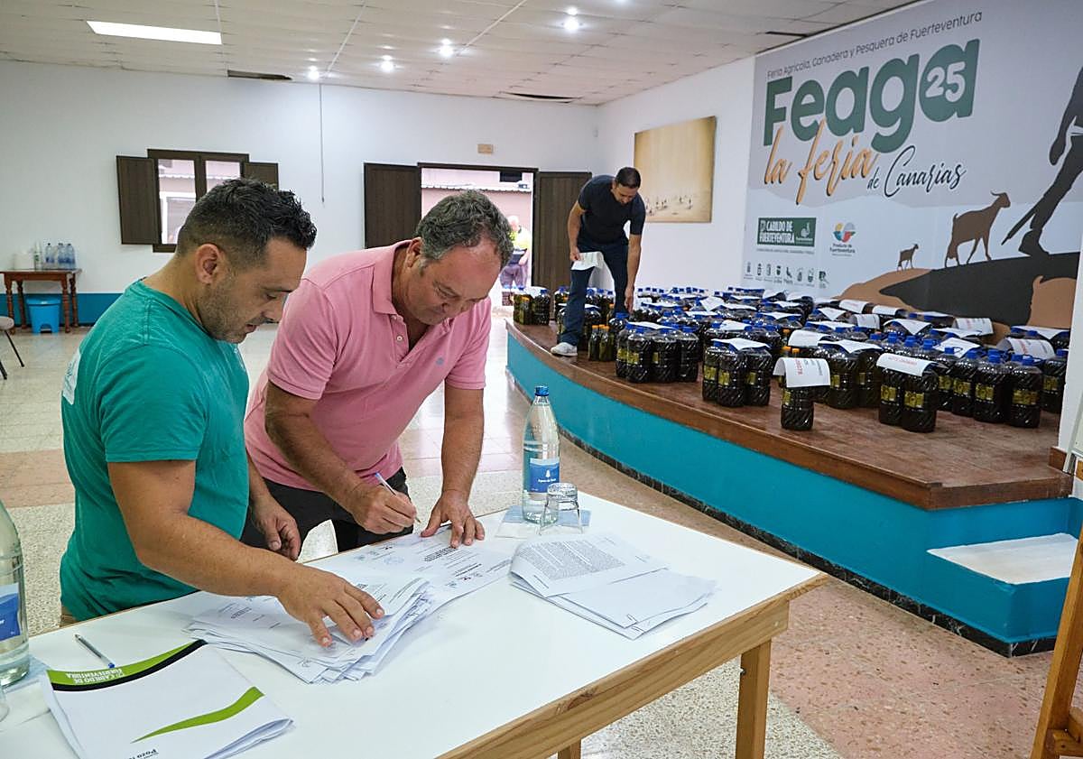 Imagen principal - Al inicio del reparto acudieron la presidenta Lola García y el consejero Matías Peña.