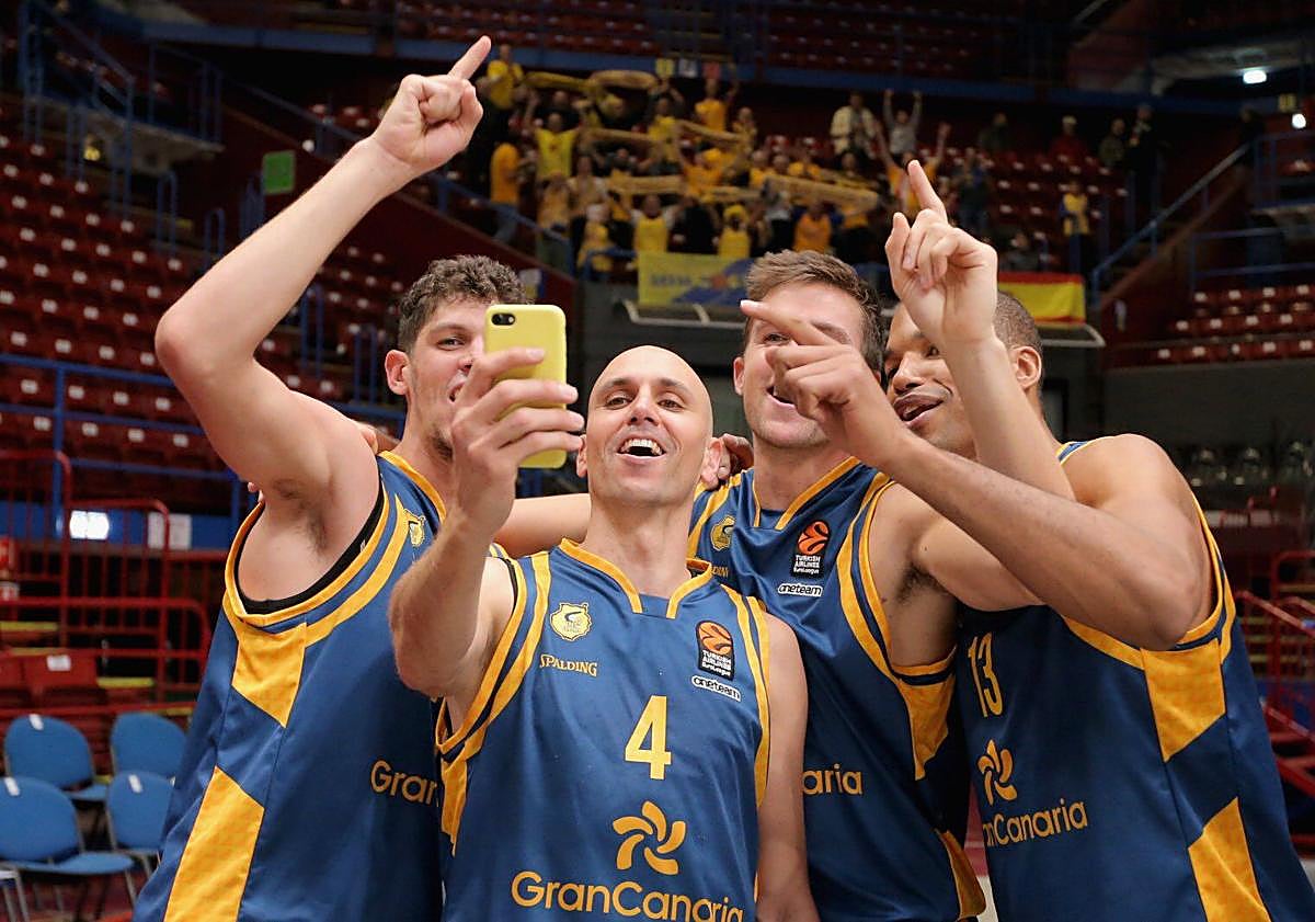 Imagen principal - Oliver, Rabaseda y Paulí se hacen un selfi tras gana en Milán en la Euroliga. Abajo, a la izquierda Jaume Morales y a la derecha Berni Tamames.