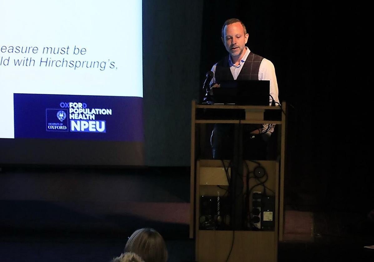 Imagen principal - Oliver Rivero-Arias en alguna de sus conferencias en la Universidad de Oxford.