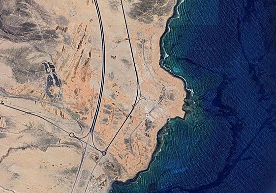 La carretera delimita el ámbito del plan parcial de Rosa del Lago, al norte de Puerto Lajas, en el municipio de Puerto del Rosario.