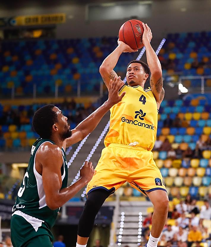 Imagen secundaria 2 - Kuric (arriba), Homesley (abajo a la izquierda) y AJ Slaughter (abajo a la derecha).