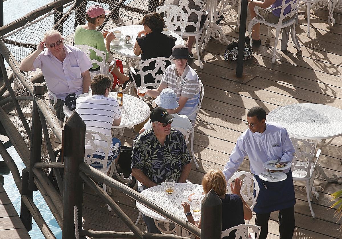 Imagen de turistas extranjeros en Playa Blanca (Lanzarote).