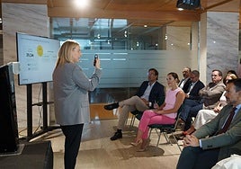 La directora de Marca de Vueling, Sandra Hors (i) ayer en la presentación del informe. Entre el público, De León.
