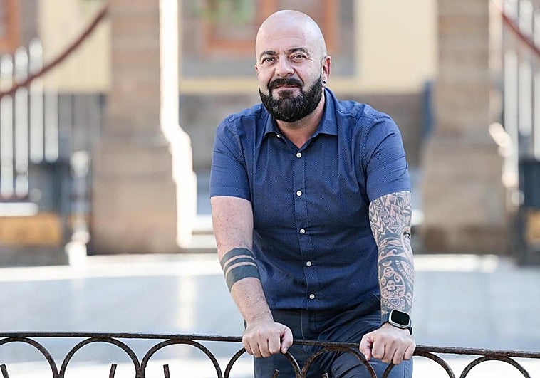 Xabier Legarreta, en la plaza de Santiago, en Gáldar.