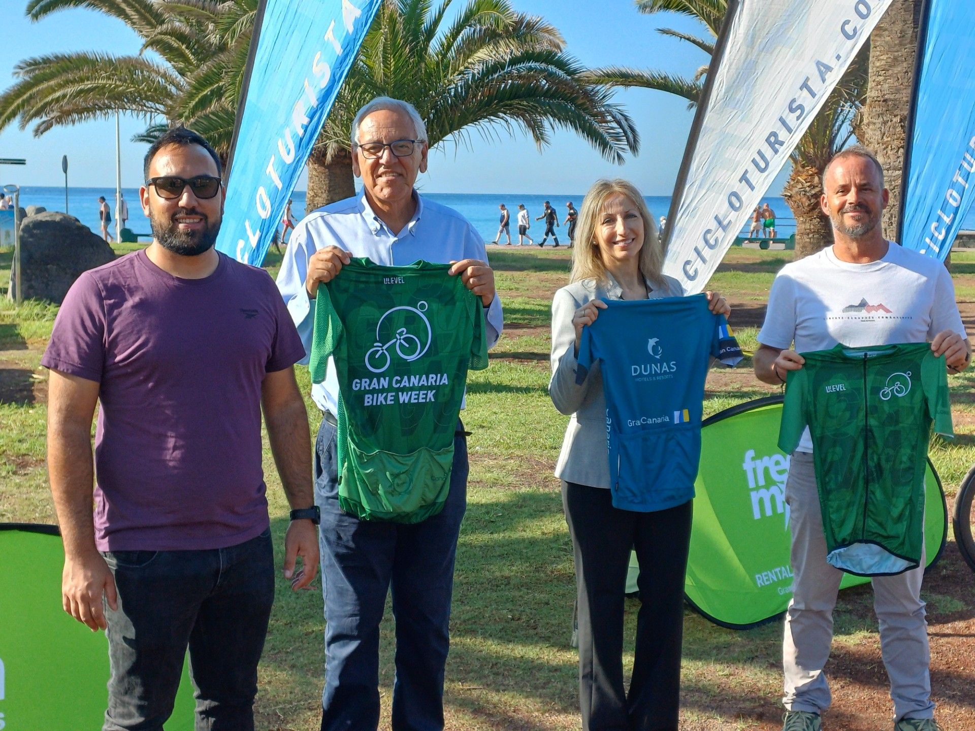 Foto de familia con el nuevo maillot.
