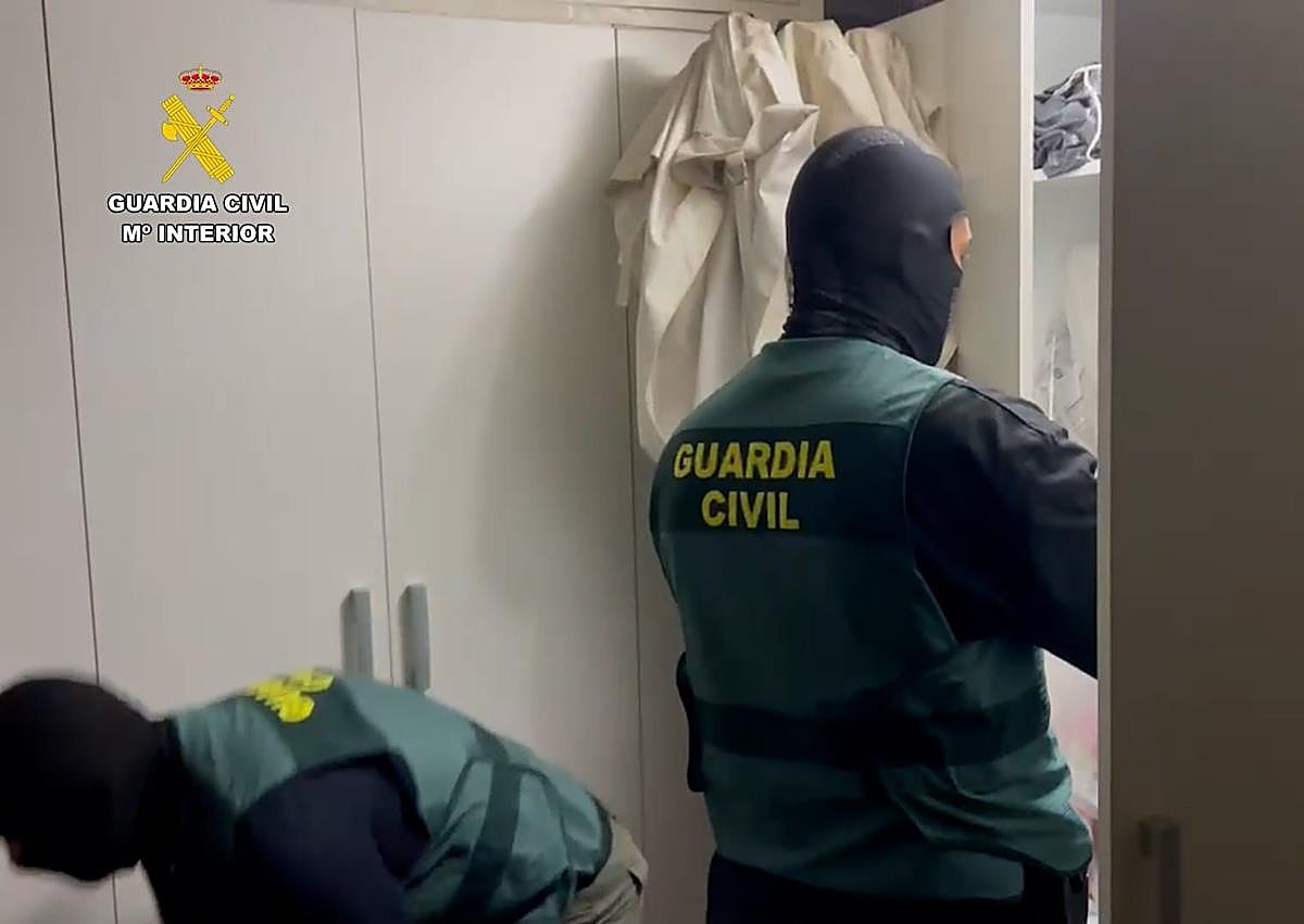 Imagen secundaria 1 - Detenido un buceador por extraer más de 80 kilos de cocaína en un buque en el Puerto de Las Palmas