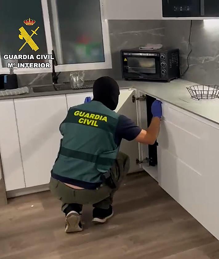 Imagen secundaria 2 - Detenido un buceador por extraer más de 80 kilos de cocaína en un buque en el Puerto de Las Palmas