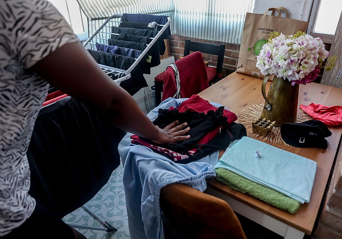 Una empleada realizando las tareas del hogar.