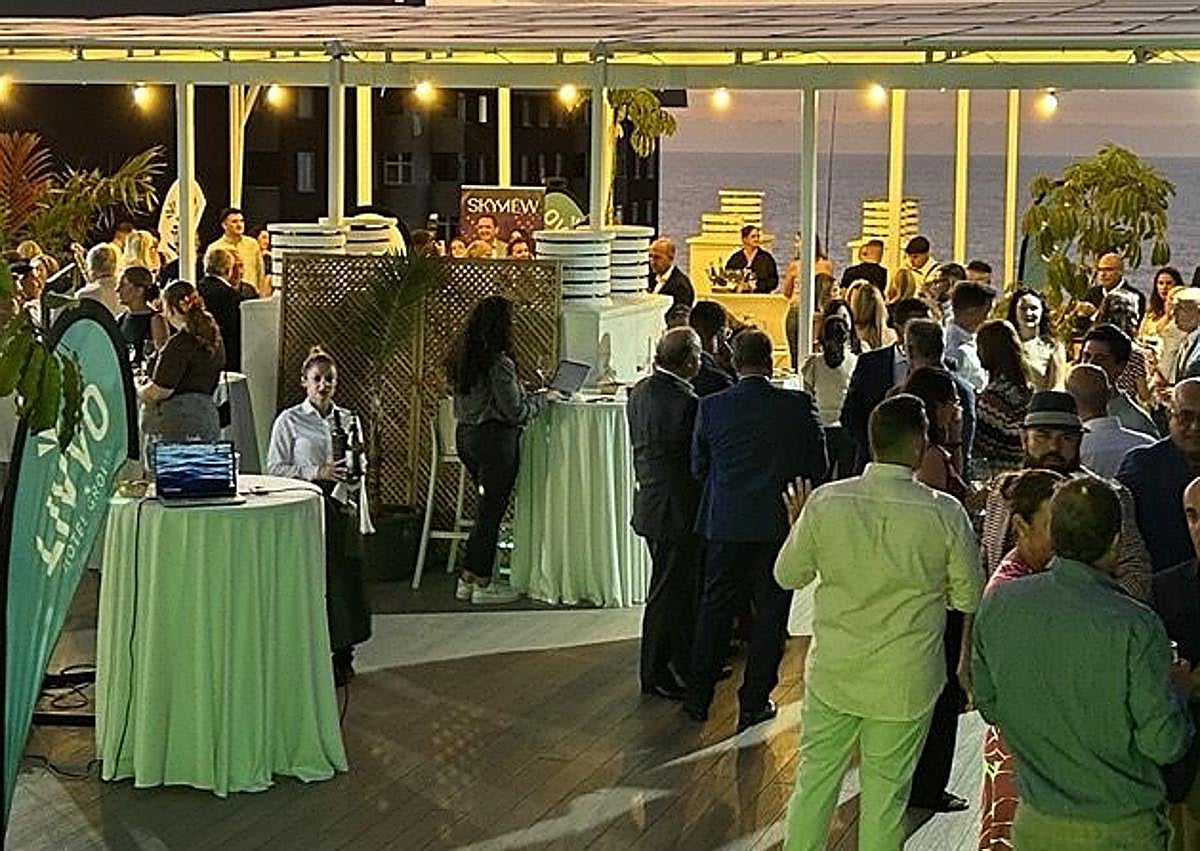 Imagen secundaria 1 - El Skyview Hotel Tenerife celebra con éxito su incorporación a LIVVO Hotel Group en un evento que reunió a más de 150 invitados