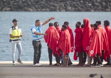 El delegado firma cinco salidas de menores de Canarias, que serán las primeras, y el PP exige pruebas masivas de edad