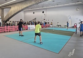 Imagen de la pista de pickleball instalada en ExpoDeca 2025.