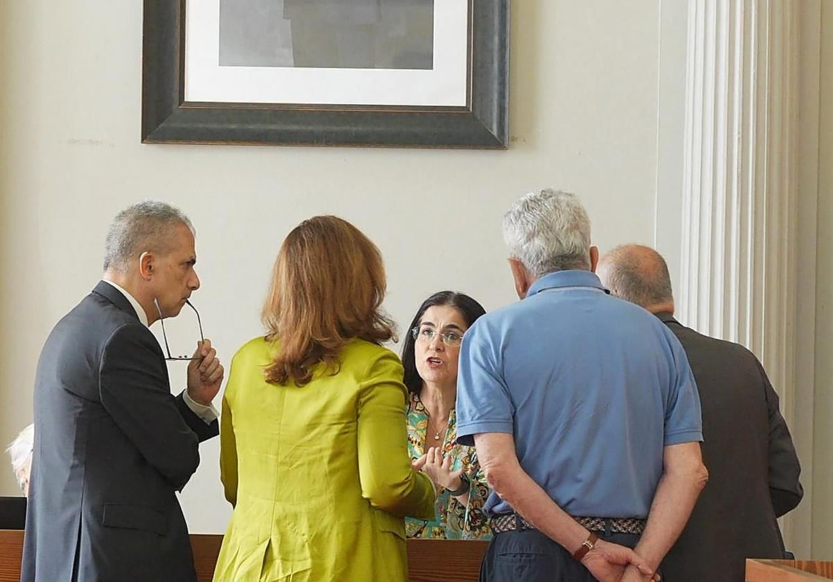 Los portavoces dialogan con Carolina Darias durante un receso del pleno.