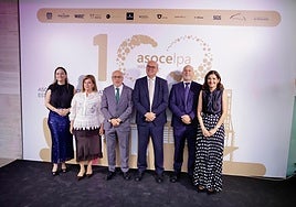 La presidenta de Asocelpa, Carmen Moreno, junto a otros miembros de la patronal portuaria y representantes de las administraciones.