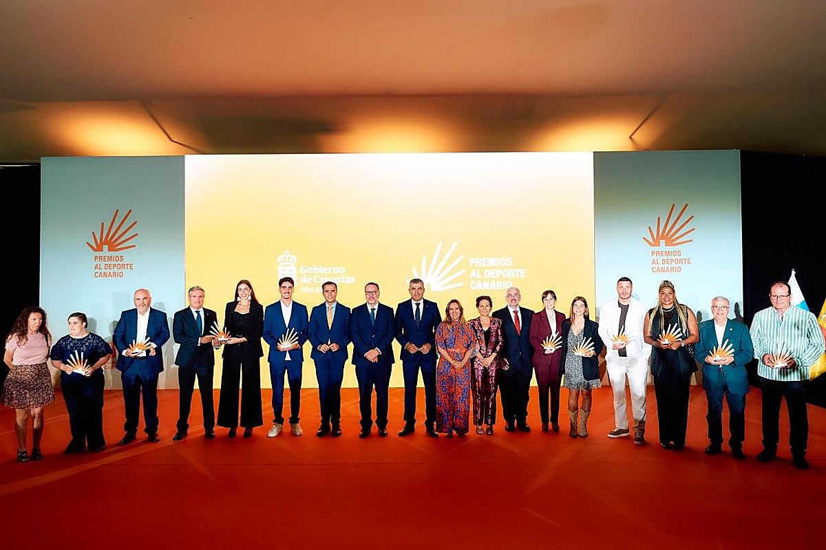 Foto de familia de los diferentes premiados.