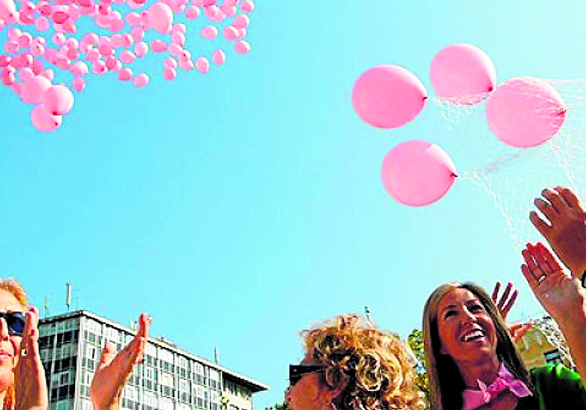 Globos de color rosa en solidaridad con pacientes de cáncer de mama.