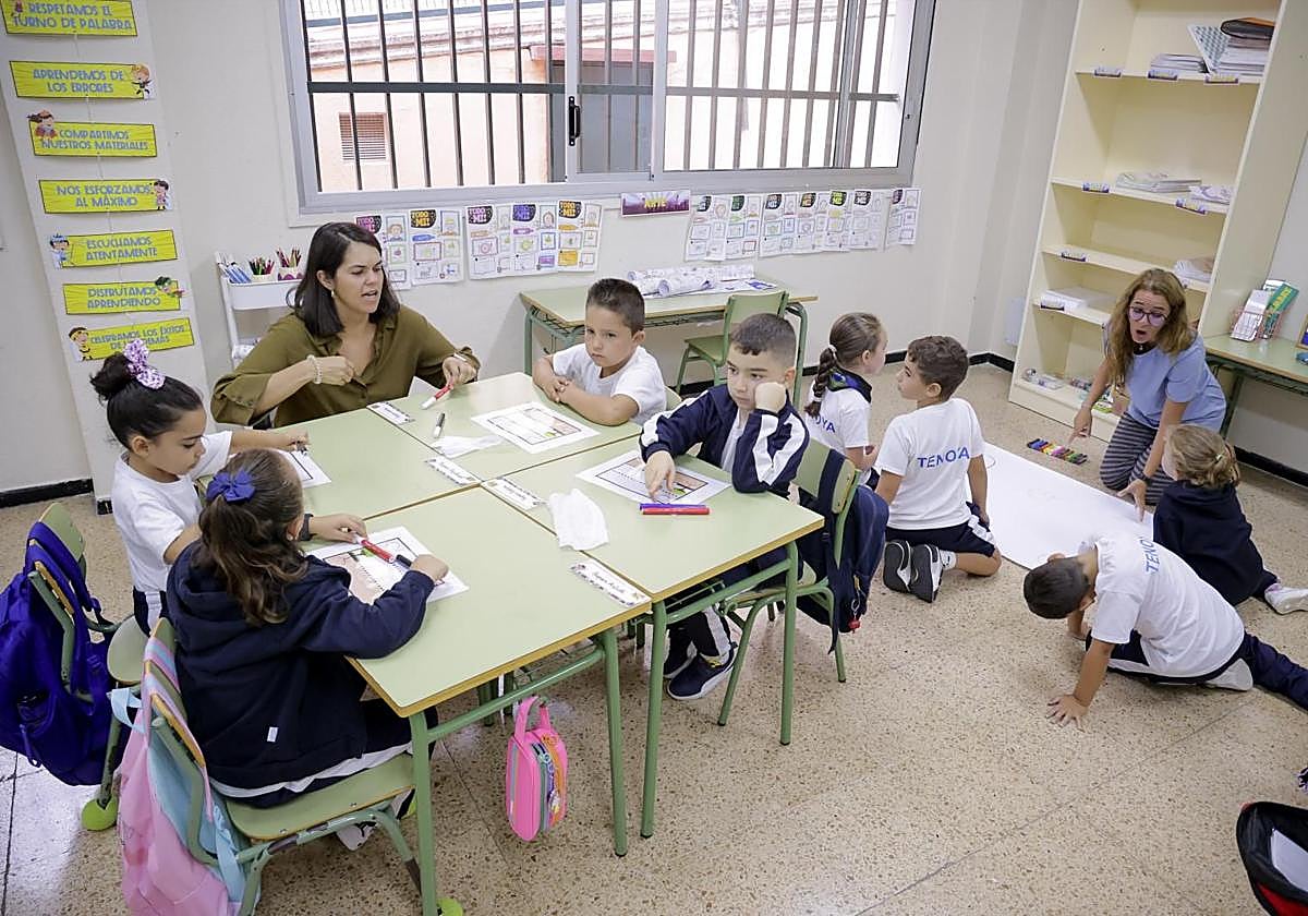 La tutora de 1º de Primaria del CEIP Tenoya, Marta Quintana (i), y la maestra de apoyo, Raquel Morales.