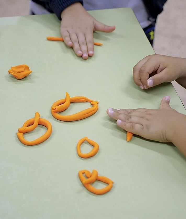 Imagen secundaria 2 - Los niños y niñas trabajan la escritura de la letra 'o'. El jefe de estudios y la directora del CEIP Tenoya, Daniel Martín (i) y Vanessa Molina.