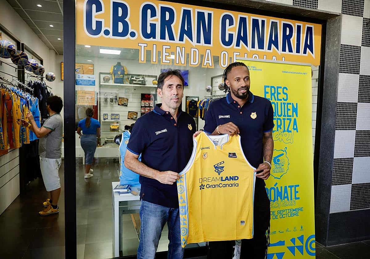 Willy Villar -izquierda- posa en la presentación oficial de Braian Angola en la tienda del Granca en el CC Las Ramblas.