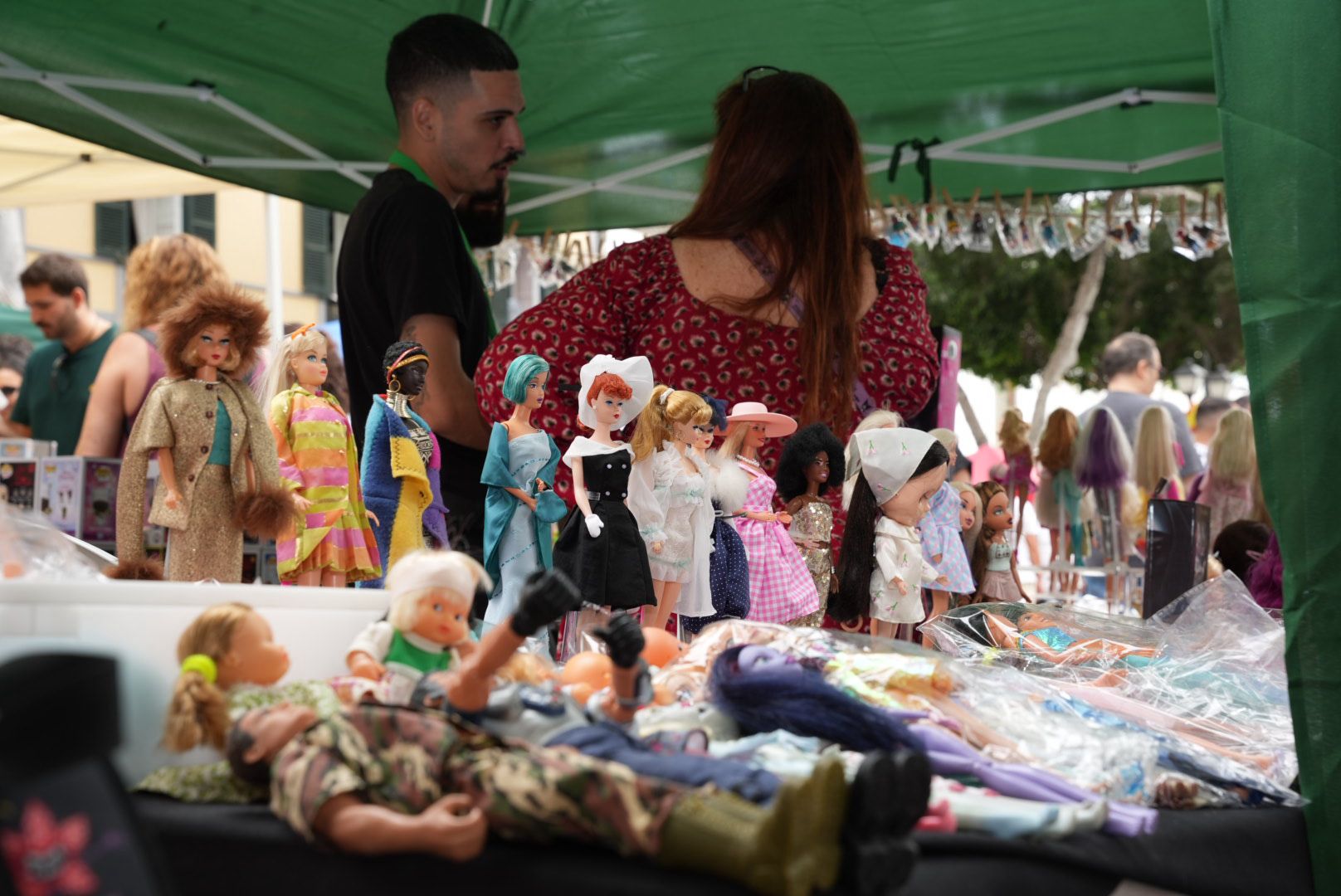 Pasión por lo vintage: éxito de la Feria del Coleccionismo en Vegueta