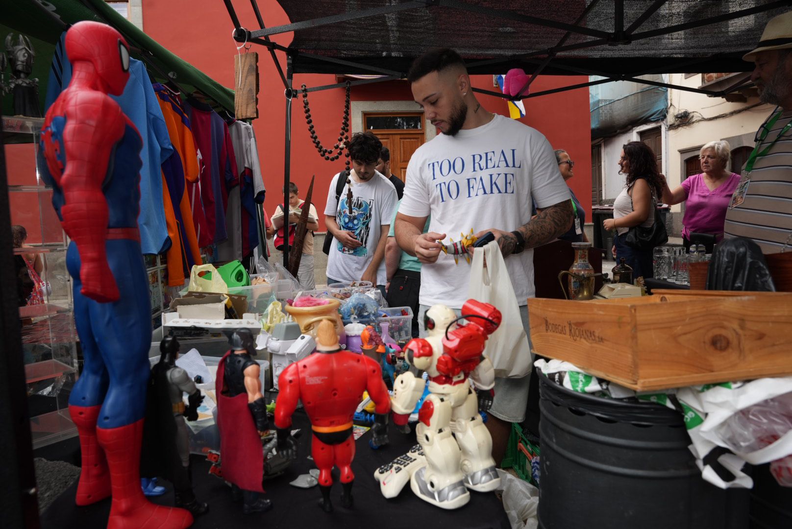 Pasión por lo vintage: éxito de la Feria del Coleccionismo en Vegueta
