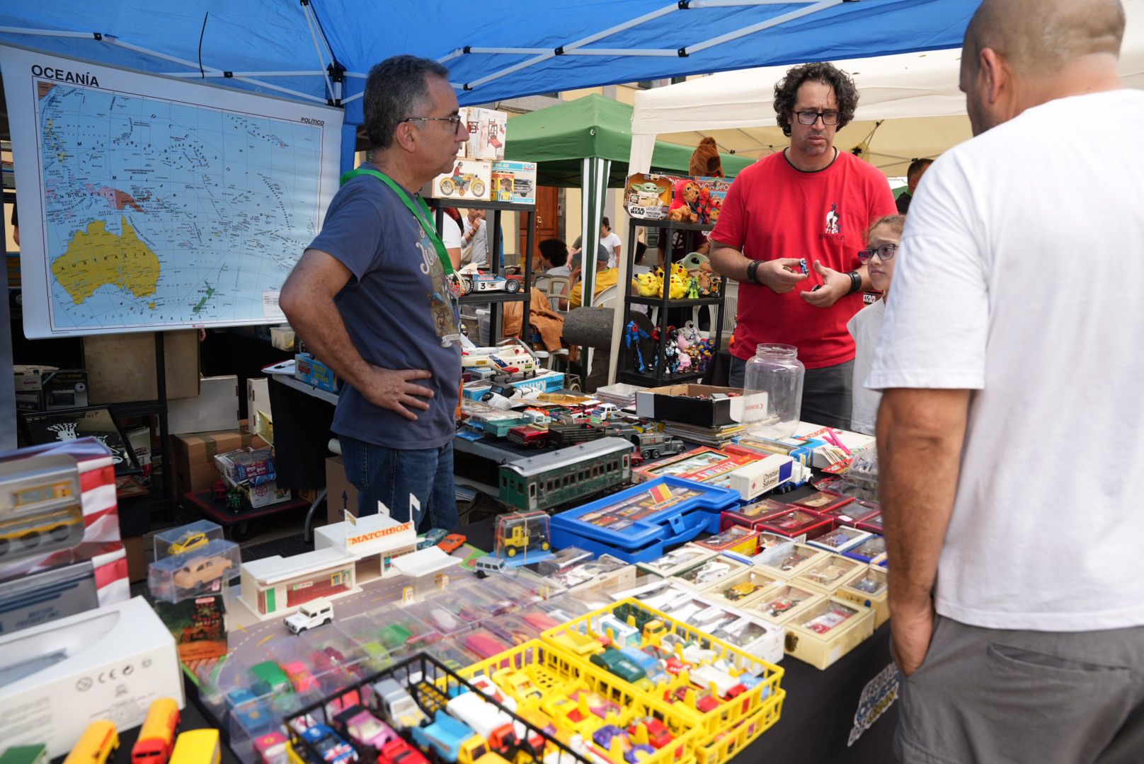 Pasión por lo vintage: éxito de la Feria del Coleccionismo en Vegueta