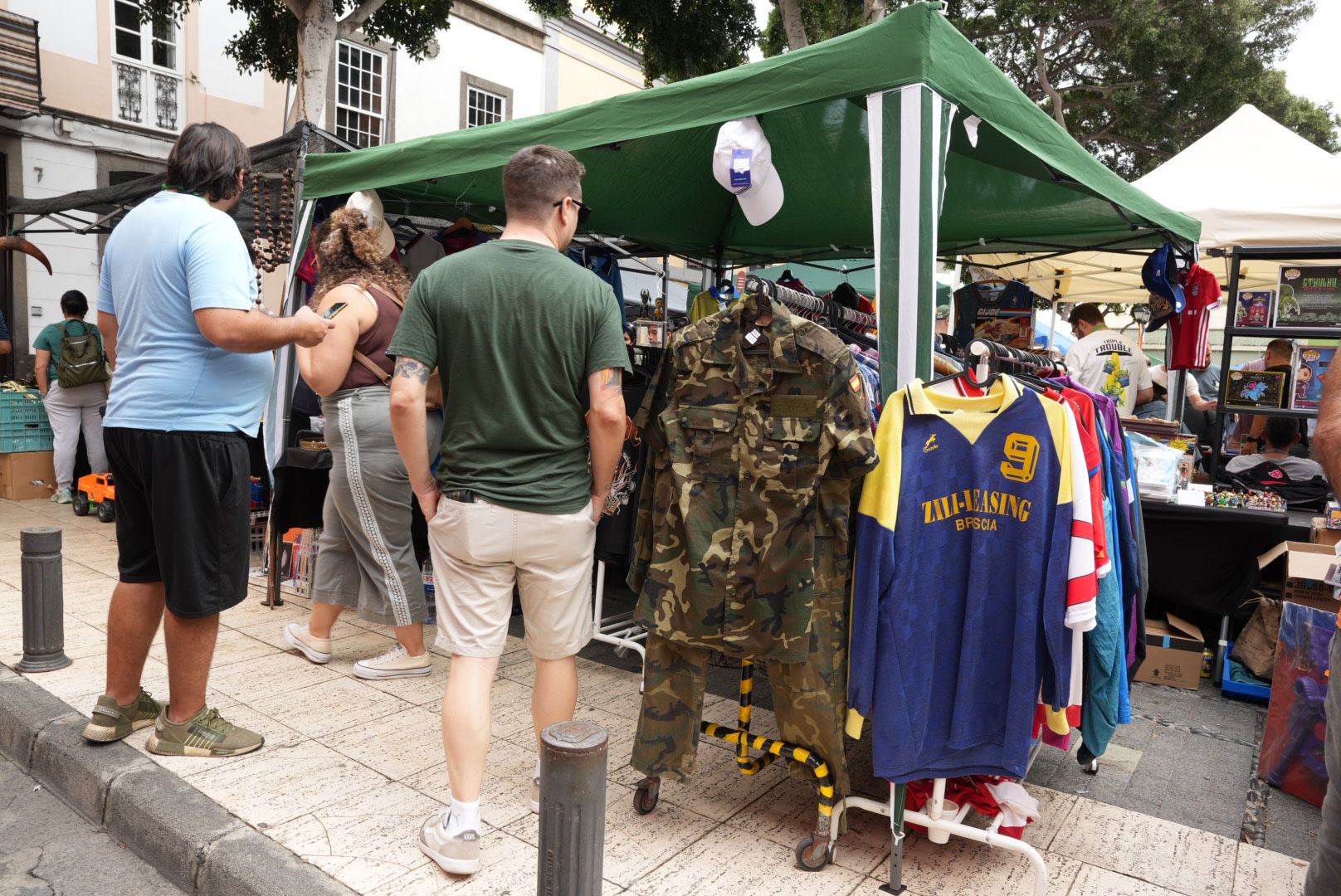 Pasión por lo vintage: éxito de la Feria del Coleccionismo en Vegueta