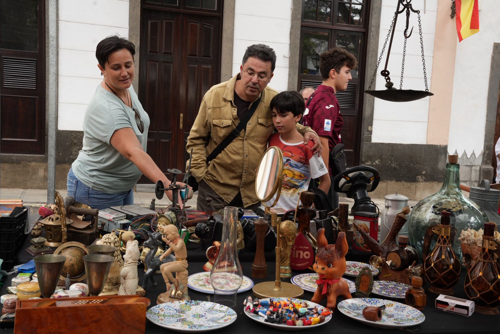 Pasión por lo vintage: éxito de la Feria del Coleccionismo en Vegueta