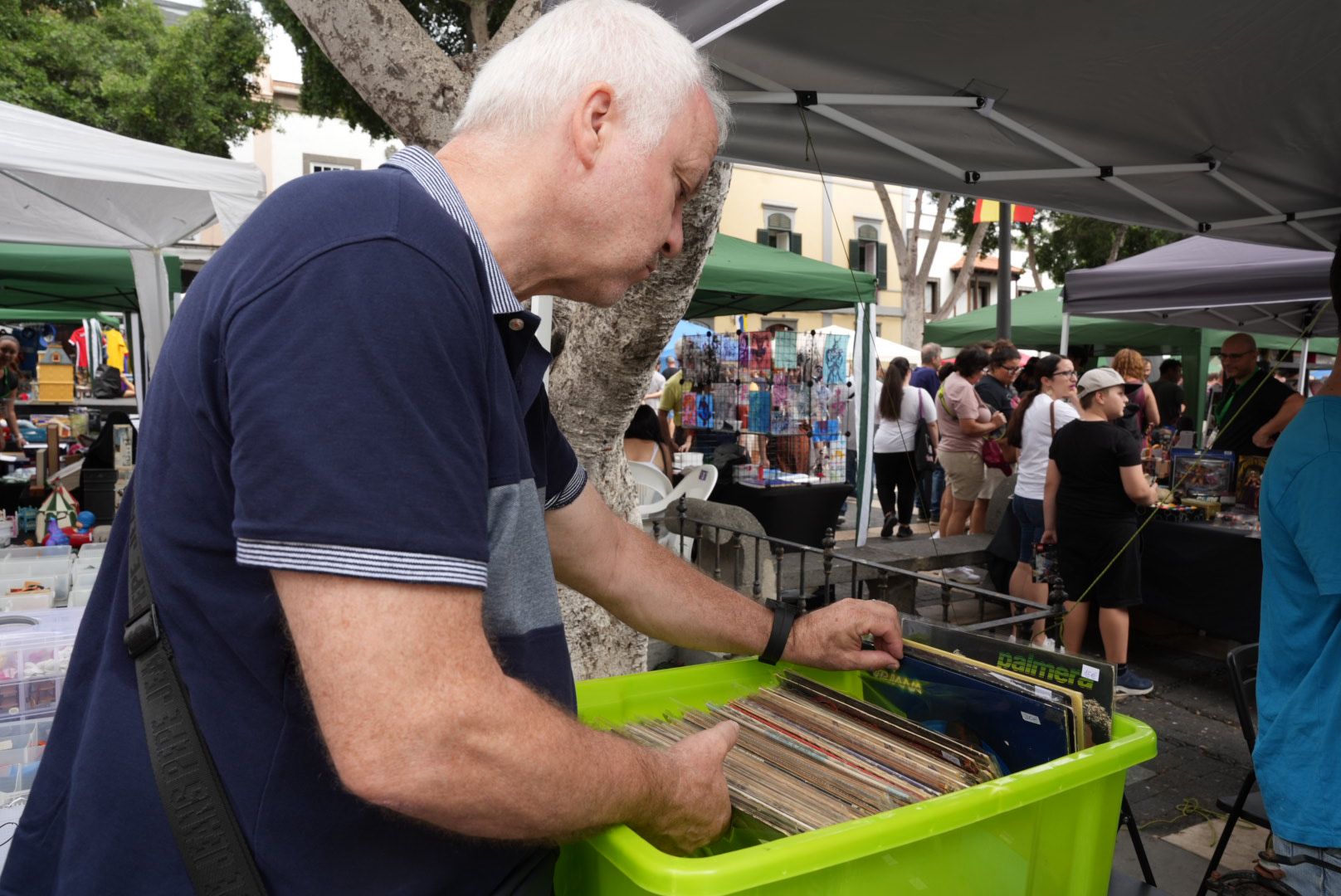 Pasión por lo vintage: éxito de la Feria del Coleccionismo en Vegueta