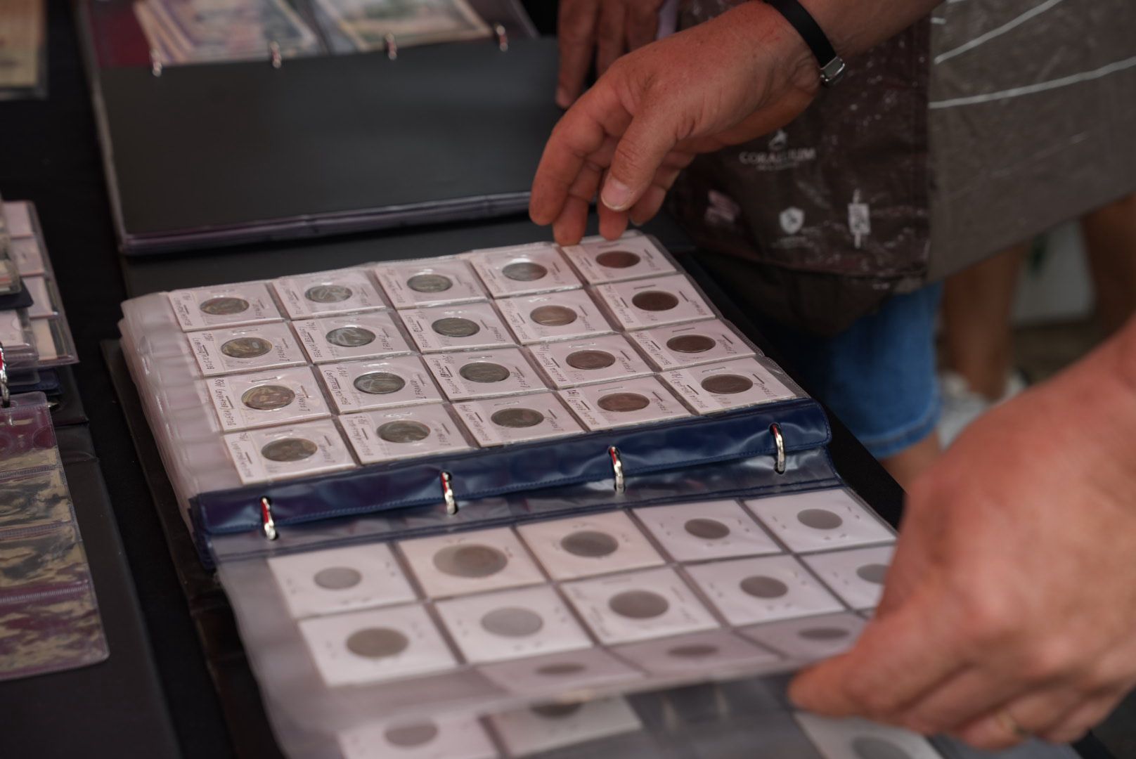 Pasión por lo vintage: éxito de la Feria del Coleccionismo en Vegueta