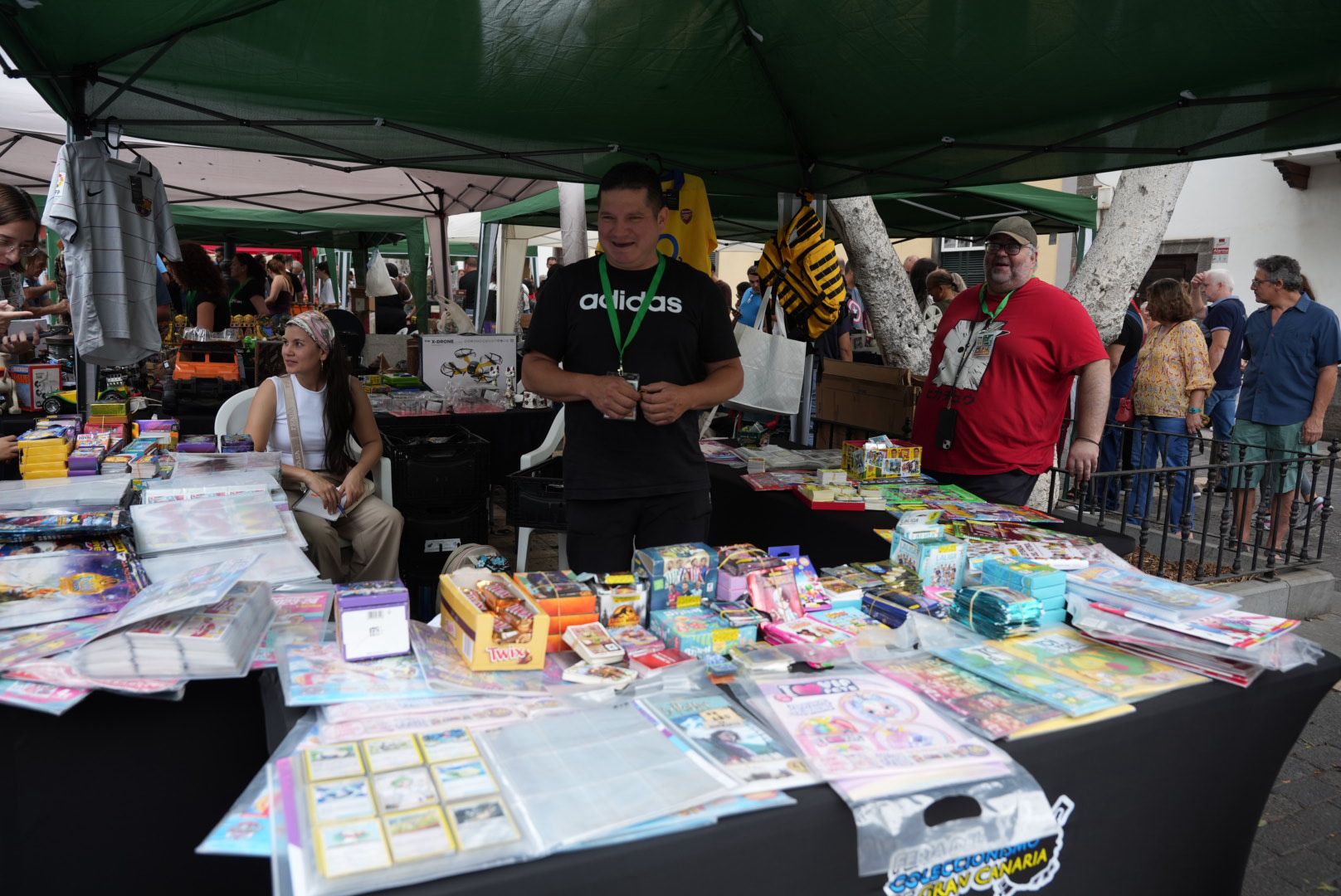 Pasión por lo vintage: éxito de la Feria del Coleccionismo en Vegueta