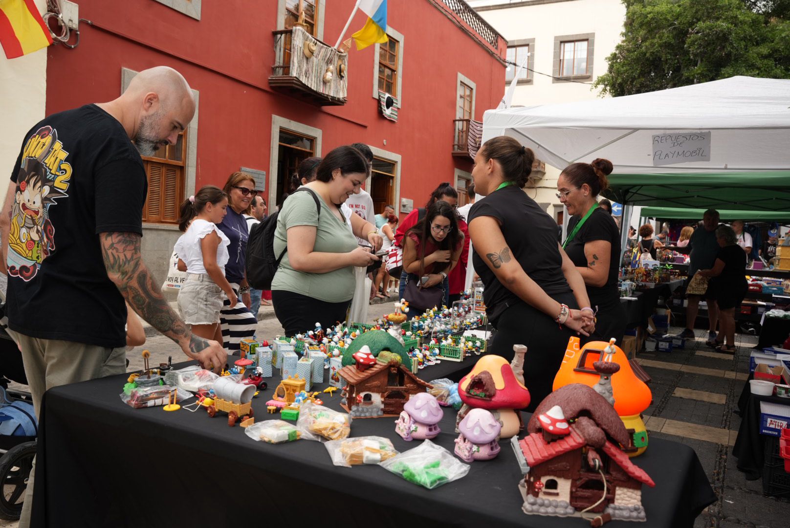 Pasión por lo vintage: éxito de la Feria del Coleccionismo en Vegueta