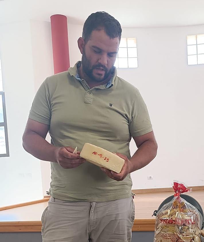 Imagen secundaria 2 - Arriba, un momento de la cata, con Manuel López explicando los matices del vino aldeano Inagua. Debajo, Óliver Díaz, en primer término, en la degollada de Tasarte. Y al lado, Josué Benítez, mostrando uno de sus quesos La Renta.