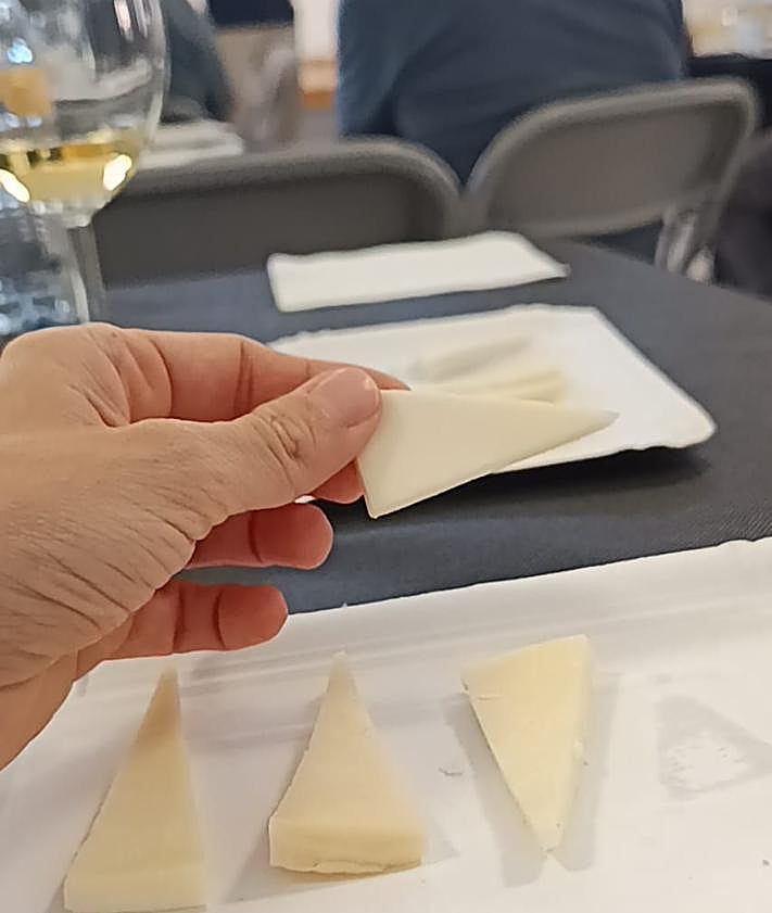 Imagen secundaria 2 - Foto de familia final, parte del ganado de Óliver Díaz y quesos en la cata, celebrada en Tasarte.