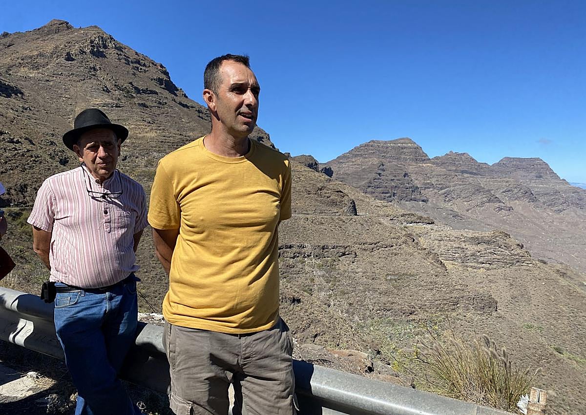 Imagen secundaria 1 - Arriba, un momento de la cata, con Manuel López explicando los matices del vino aldeano Inagua. Debajo, Óliver Díaz, en primer término, en la degollada de Tasarte. Y al lado, Josué Benítez, mostrando uno de sus quesos La Renta.