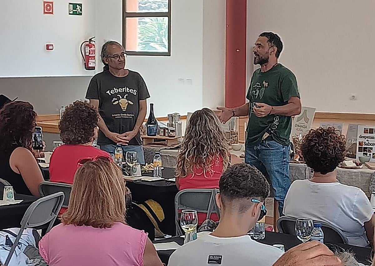 Imagen secundaria 1 - Arriba, Aday Medina en plena exhibición de Salto del Pastor. Debajo, Higinio Ojeda y Raúl Martín, en su doble charla sobre las marcas o teberites en las cabras y el lenguaje silbado. Y al lado, una de las actuaciones de Giselle Ramos.