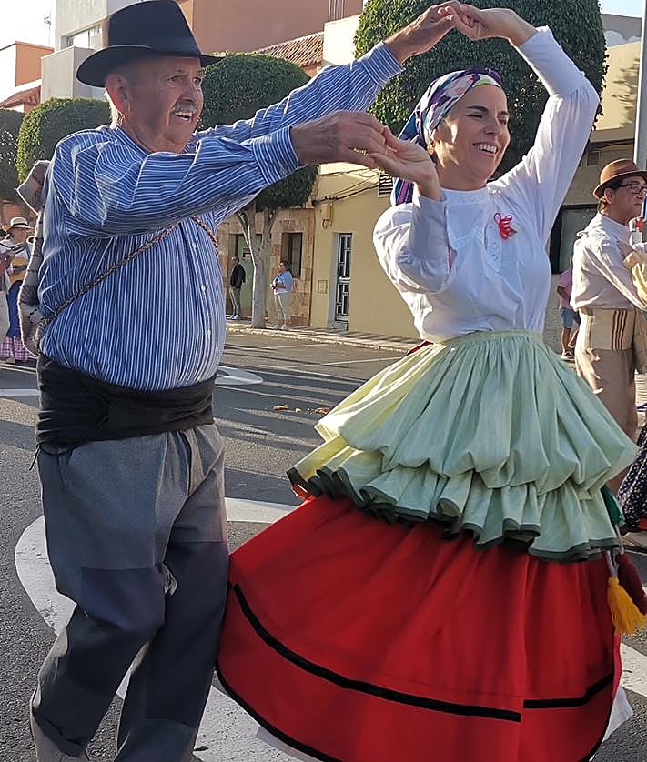 Imagen secundaria 2 - El folclore y la tradición toman las calles de Agüimes por la Romería del Rosario