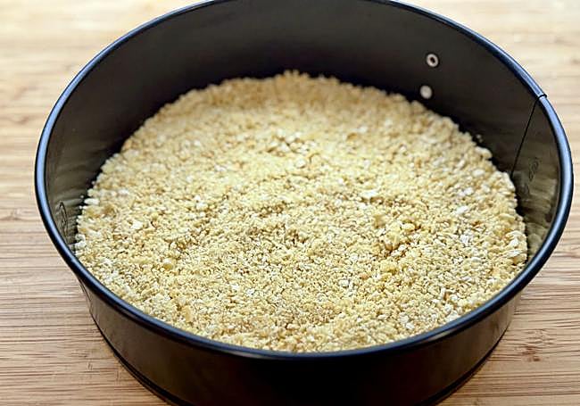 Colocamos las galletas como base en un molde