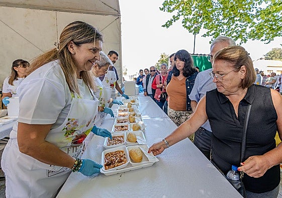 Reparto masivo de fabada en la fiesta de la manzana en Valleseco.