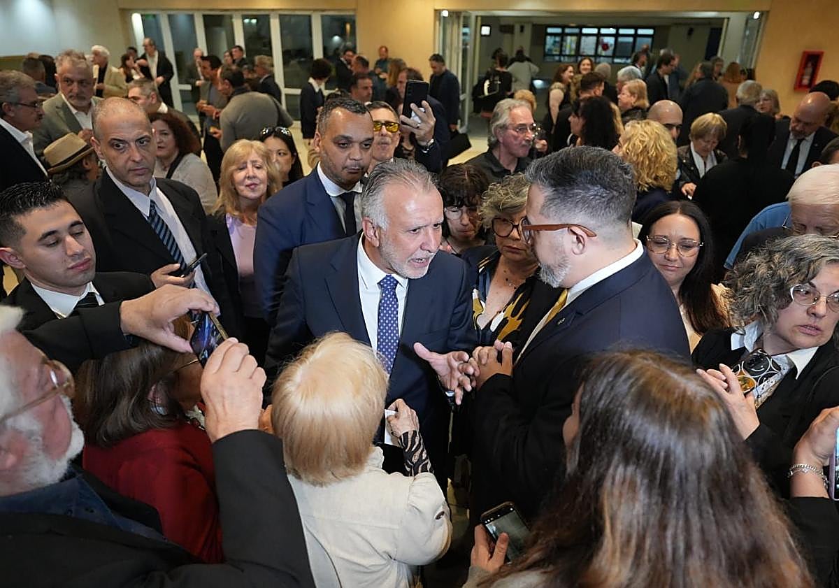 Imagen principal - Torres se reúne en Argentina y Chile con descendientes de exiliados canarios