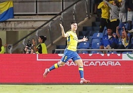 Barcia celebrando el tanto que le dió la victoria a la UD.