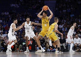 Tobey intenta progresar en la zona blanca. No tuvo suerte en este encuentro el norteamericano con pasaporte esloveno.