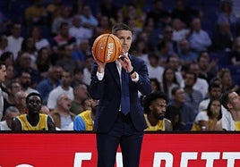 Lakovic sostiene el balón en un lance del encuentro en el Movistar Arena.