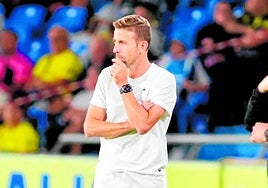 El entrenador asturiano de la UD Las Palmas, Luis García, atiende un instante del compromiso ante el Cádiz.