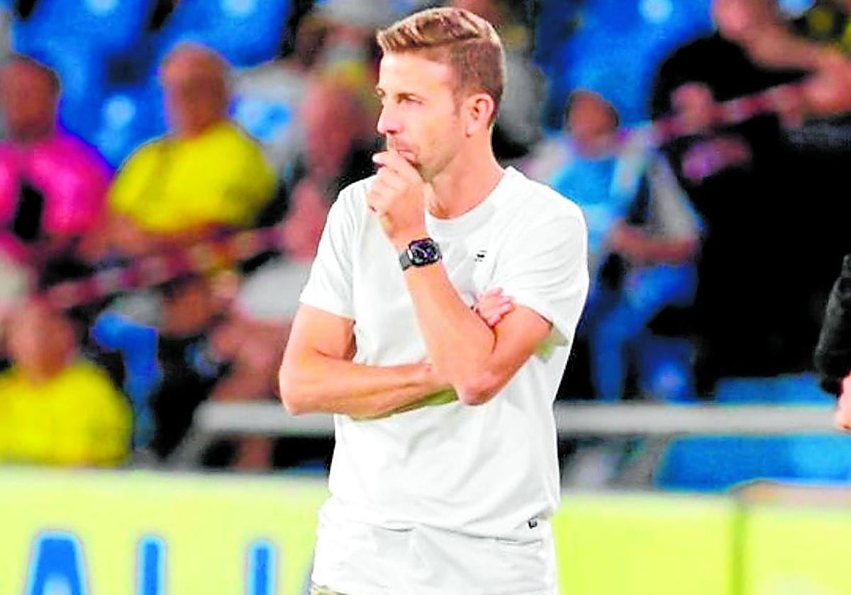 El entrenador asturiano de la UD Las Palmas, Luis García, atiende un instante del compromiso ante el Cádiz.