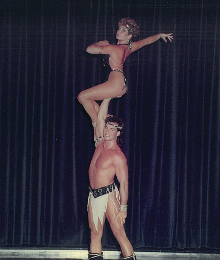 Imagen secundaria 2 - 1. A la izquierda, el actor David Hasselhoff como espectador de la sala | 2. Hasta elefantes hubo en los espectáculos de la sala Scala Gran Canaria. | 3. Una pareja en el escenario de la sala.