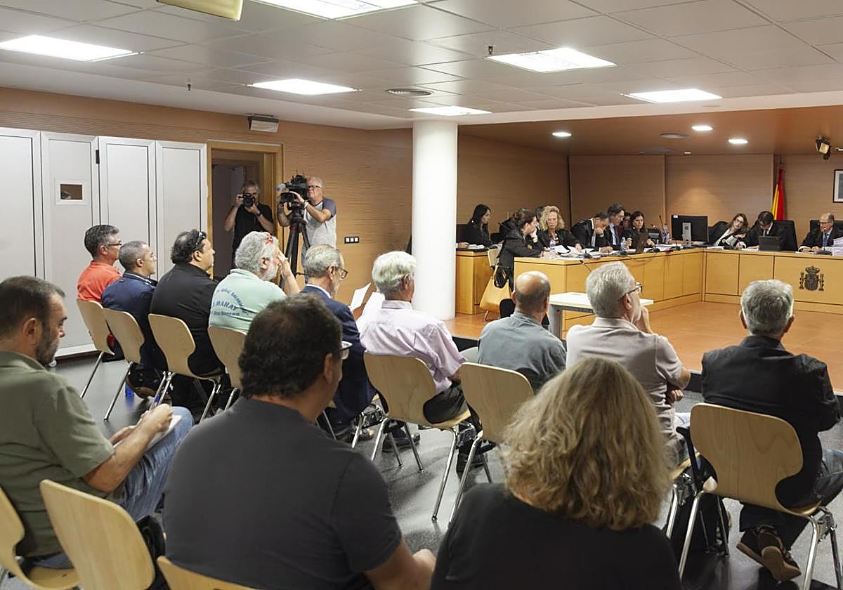 Encausados, nueve frente a los magistrados y el décimo entre los letrados.