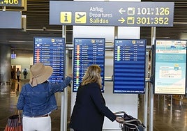 Imagen de archivo de dos pasajeras en el aeropuerto de Gran Canaria.